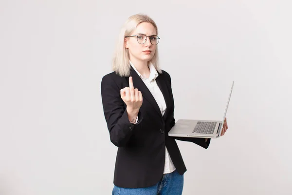 Blond Hezká Žena Pocit Hněvu Podrážděný Vzpurný Agresivní Drží Notebook — Stock fotografie