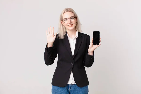 Blondynka Ładna Kobieta Uśmiecha Się Wygląda Przyjaźnie Pokazując Numer Pięć — Zdjęcie stockowe