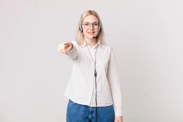 Blond Vacker Kvinna Pekar Kameran Väljer Telemarketing Koncept — Stockfoto