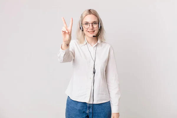 Blond Vacker Kvinna Ler Och Ser Glad Gestikulerande Seger Eller — Stockfoto