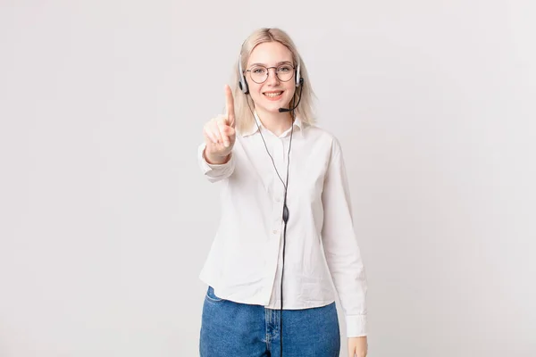 Blond Söt Kvinna Ler Stolt Och Tryggt Gör Nummer Ett — Stockfoto