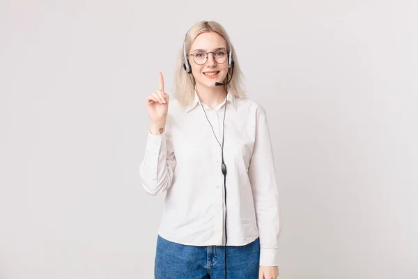 Blond Vacker Kvinna Ler Och Ser Vänlig Visar Nummer Ett — Stockfoto