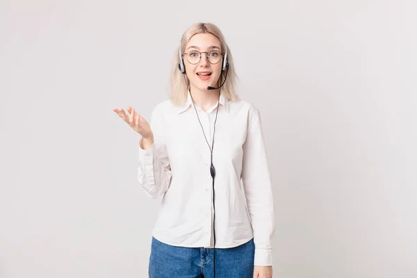 Blond Söt Kvinna Känner Sig Lycklig Förvånad Över Att Inse — Stockfoto