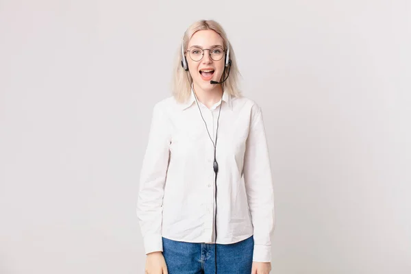 Blond Söt Kvinna Ser Glad Och Positivt Överraskad Telemarketing Koncept — Stockfoto