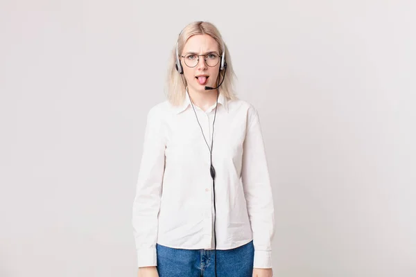 Blond Vacker Kvinna Känner Äcklad Och Irriterad Och Tungan Telemarketing — Stockfoto