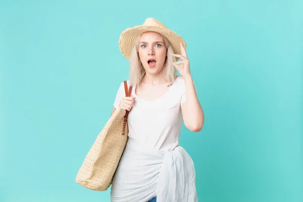 Bella Donna Bionda Che Urla Con Mani Alto Concetto Estivo — Foto Stock