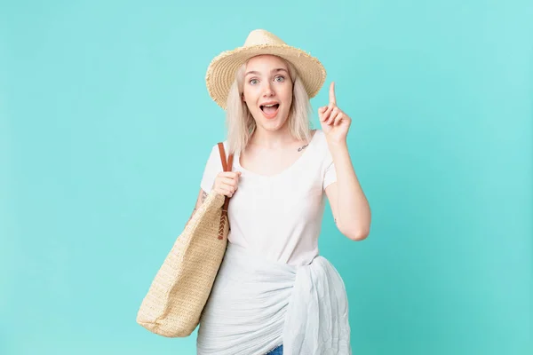 Bionda Bella Donna Sente Come Genio Felice Eccitato Dopo Aver — Foto Stock