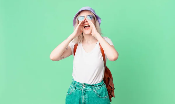 金髪の可愛い女が幸せな気分で手を横に出して大きな声を出す 夏のコンセプト — ストック写真