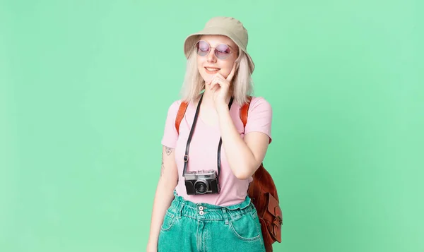 Blond Vacker Kvinna Ler Glatt Och Dagdrömmer Eller Tvivlar Sommarkoncept — Stockfoto