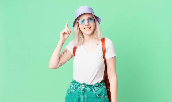 Blond Söt Kvinna Känner Sig Som Glad Och Upphetsad Geni — Stockfoto