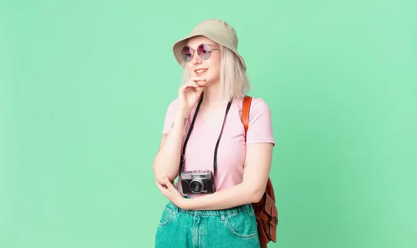 Blond Pretty Woman Smiling Happy Confident Expression Hand Chin Summer — Stock Photo, Image