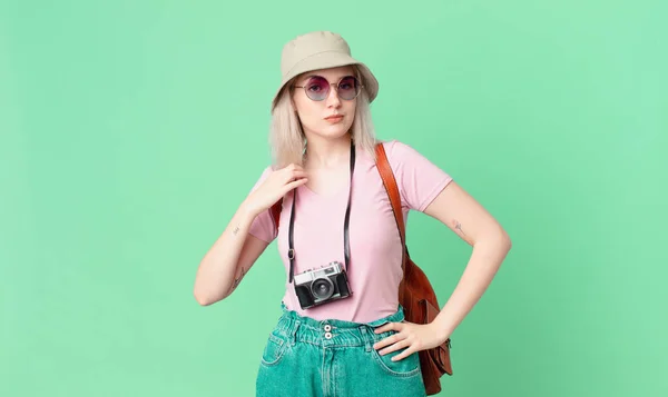 Blond Vacker Kvinna Ser Arrogant Framgångsrik Positiv Och Stolt Sommarkoncept — Stockfoto