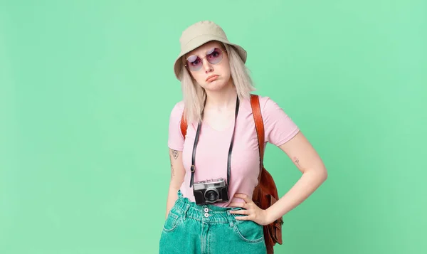 Blond Vacker Kvinna Känner Sig Ledsen Och Gnällig Med Olycklig — Stockfoto