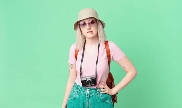 Blond Vacker Kvinna Ser Förbryllad Och Förvirrad Sommarkoncept — Stockfoto