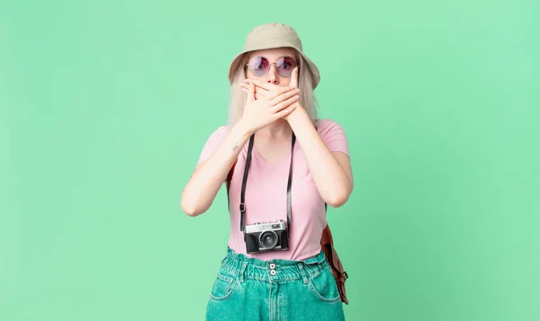 Blond Vacker Kvinna Täcker Munnen Med Händerna Med Chock Sommarkoncept — Stockfoto