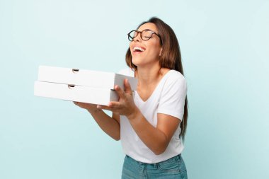 Genç İspanyol kadın fast food konseptini aldı.