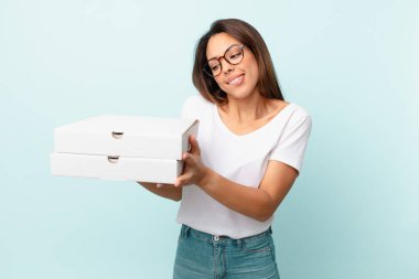 Genç İspanyol kadın fast food konseptini aldı.