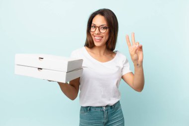 Genç İspanyol kadın fast food konseptini aldı.