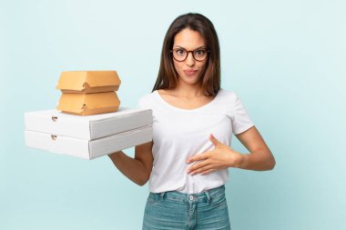 Genç İspanyol kadın fast food konseptini aldı.