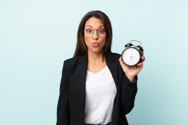 Çalar saati olan genç bir İspanyol iş kadını.