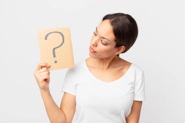 Soru işareti olan genç İspanyol kadın.