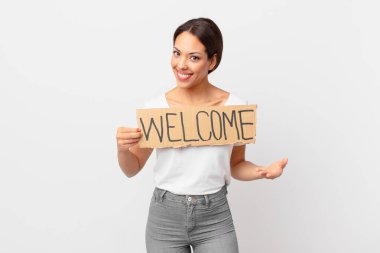 Hoş geldin bayrağı tutan genç İspanyol kadın.