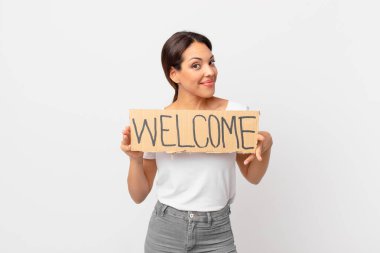 Hoş geldin bayrağı tutan genç İspanyol kadın.