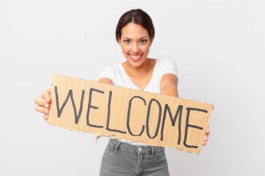 Hoş geldin bayrağı tutan genç İspanyol kadın.