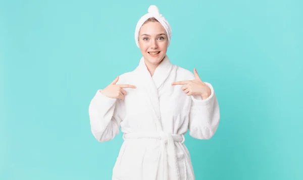 Blond Mooi Vrouw Gevoel Gelukkig Wijzend Naar Zelf Met Een — Stockfoto