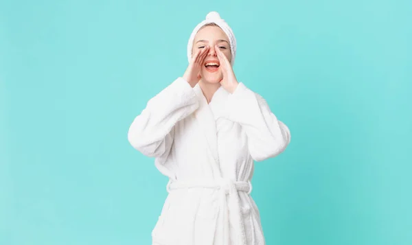 Blond Mooi Vrouw Gevoel Gelukkig Het Geven Van Een Grote — Stockfoto