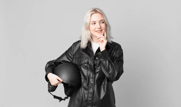 Blond Pretty Woman Smiling Happy Confident Expression Hand Chin Motorbike — Foto Stock
