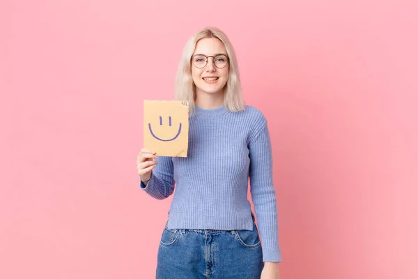 Blond Woman Holding Smiling Face Sign — Fotografia de Stock
