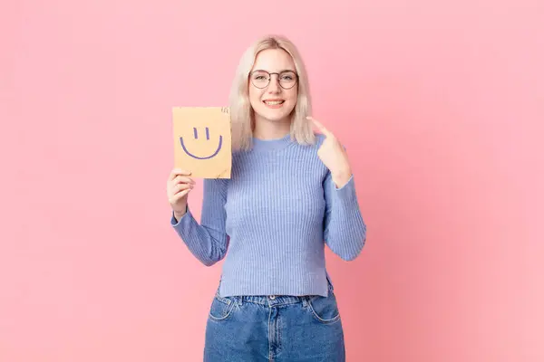 Blond Woman Holding Smiling Face Sign — ストック写真