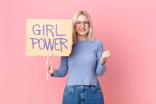 Blonde Frau Mit Einem Girl Power Banner — Stockfoto