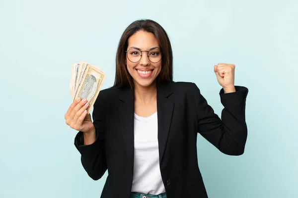 Jonge Latijns Amerikaanse Zakenvrouw Met Dollarbankbiljetten — Stockfoto