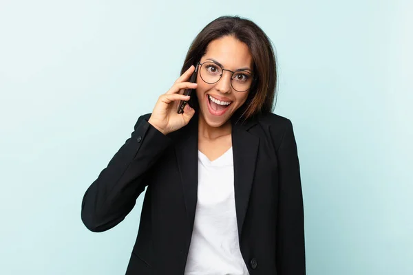 Giovane Donna Affari Ispanica Con Uno Smartphone — Foto Stock