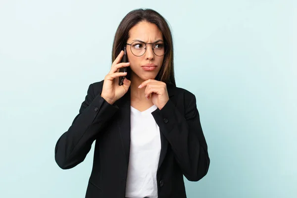 Jovem Hispânico Empresária Com Telefone Inteligente — Fotografia de Stock