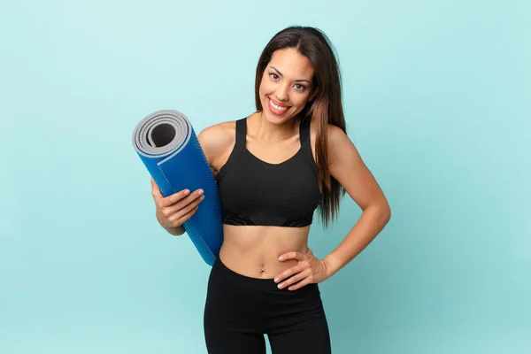 Ung Latinamerikansk Kvinna Fitness Koncept Och Yogamatta — Stockfoto