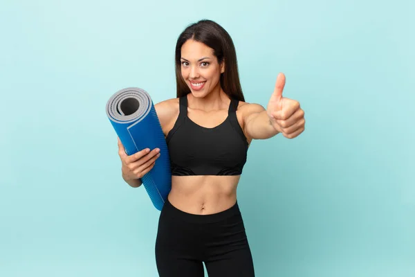 Ung Latinamerikansk Kvinna Fitness Koncept Och Yogamatta — Stockfoto