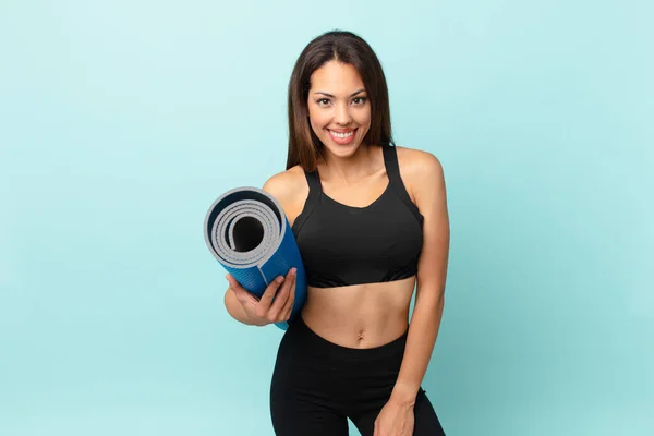 Ung Latinamerikansk Kvinna Fitness Koncept Och Yogamatta — Stockfoto