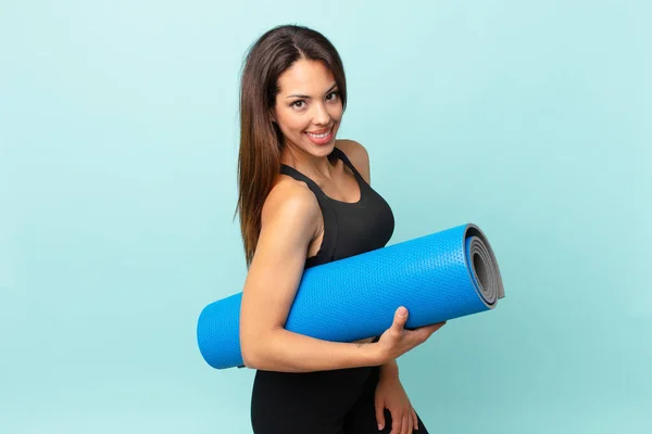 Ung Latinamerikansk Kvinna Fitness Koncept Och Yogamatta — Stockfoto