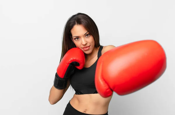 若いヒスパニック系女性のフィットネスコンセプトとボクシング — ストック写真