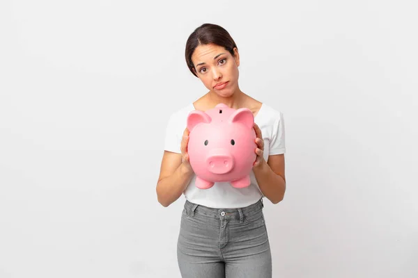 Jovem Hispânico Mulher Com Porquinho Banco — Fotografia de Stock