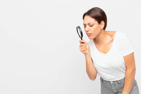 Ung Latinamerikansk Kvinna Som Håller Ett Förstoringsglas — Stockfoto