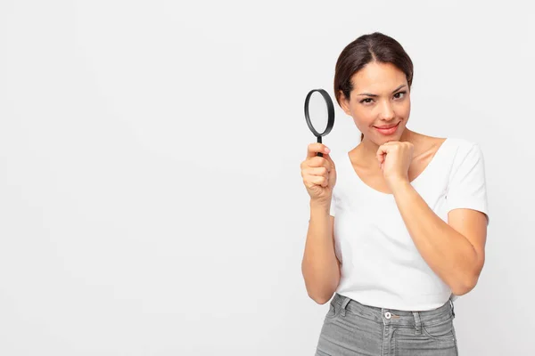 Ung Latinamerikansk Kvinna Som Håller Ett Förstoringsglas — Stockfoto