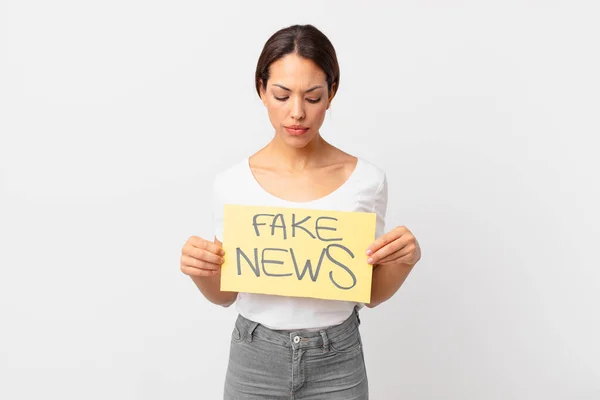 Een Jonge Spaanse Vrouw Fake News Concept — Stockfoto