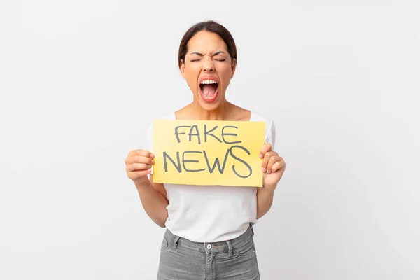 Een Jonge Spaanse Vrouw Fake News Concept — Stockfoto