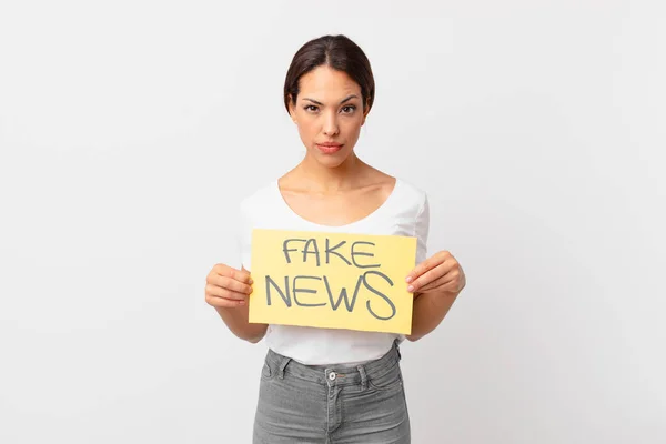 Een Jonge Spaanse Vrouw Fake News Concept — Stockfoto