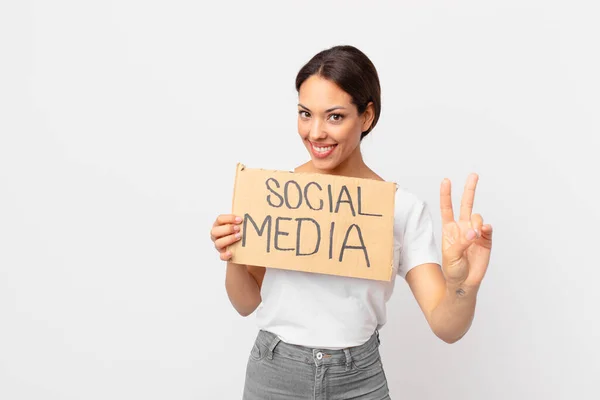 Jong Hispanic Vrouw Social Media Concept — Stockfoto