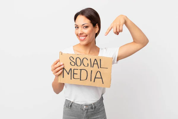 Young Hispanic Woman Social Media Concept — Stock Photo, Image